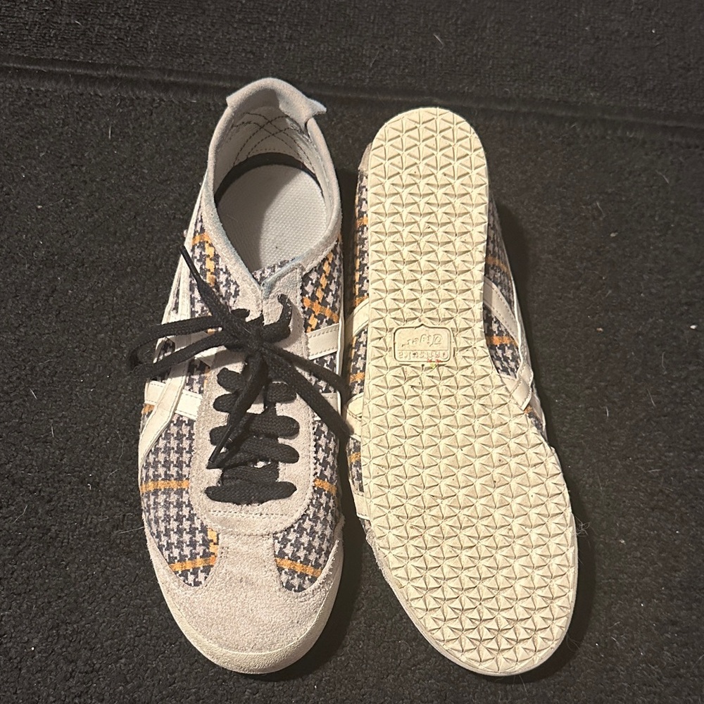 Stylish Men's Sneakers in Gray and Black - Picture 2 of 4